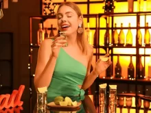 Žena užívající si alkohol