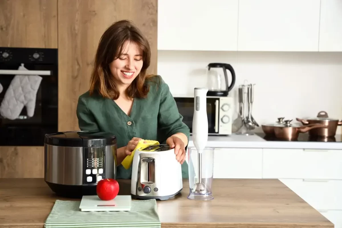žena čistí toustovač