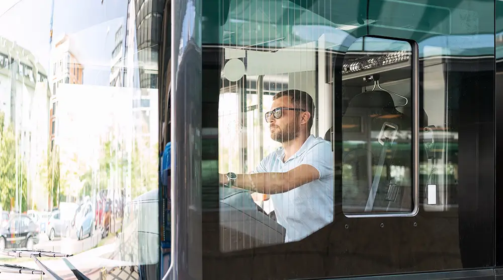 Během řízení musíte být neustále ve střehu. - Techsvět řidič autobusu při práci