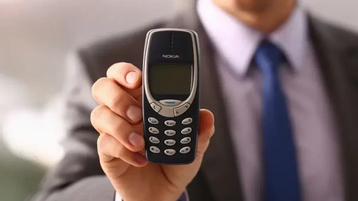 Nokia 3310 v rukou muže v saku