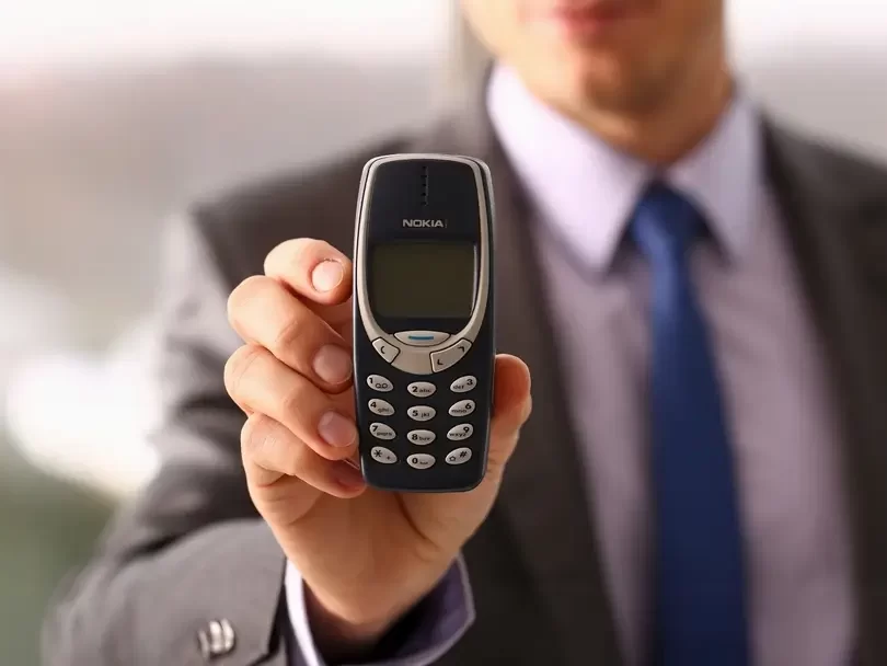 Nokia 3310 v rukou muže v saku