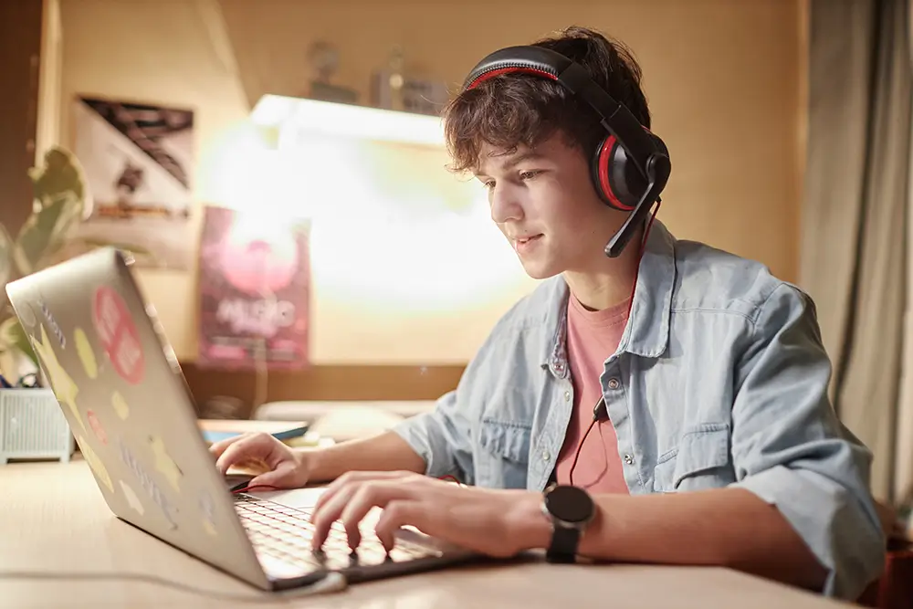 Moderní technologie umožňují pracovat flexibilně, a tak si mladík z příběhu organizoval práci podle svých potřeb. - Techsvět teenager sedí u počítače