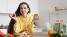 Žena držící toastové chleby