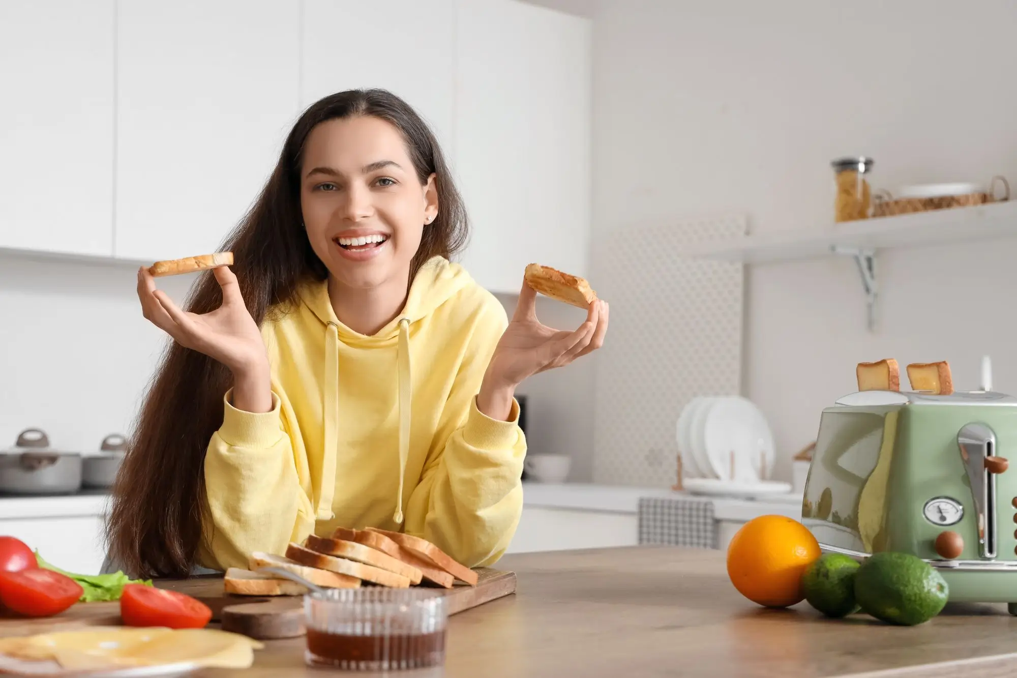Žena držící toastové chleby