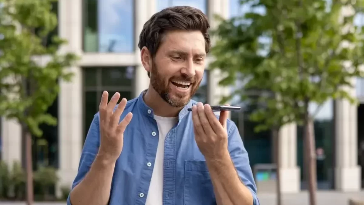 Muž mluví do telefonu