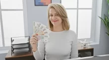 Žena drží české bankovky