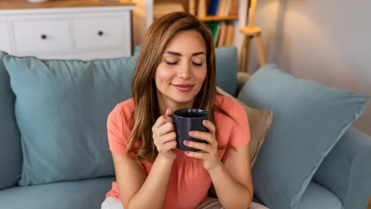 Žena popíjí kávu