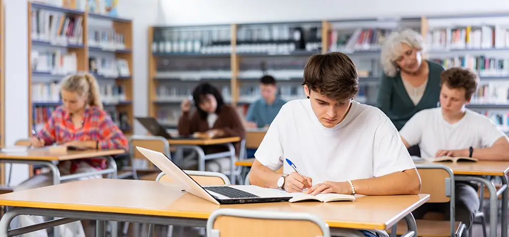 Online kurzy jsou dnes dostupné téměř pro každého. Některé jsou dokonce zdarma, a přesto vám mohou otevřít dveře k lepším příležitostem. - Techsvět kluk studuje v knihovně