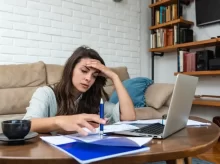Frustrovaná žena u laptopu