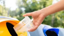 žena třídí odpad a vyhazuje plastový kelímek