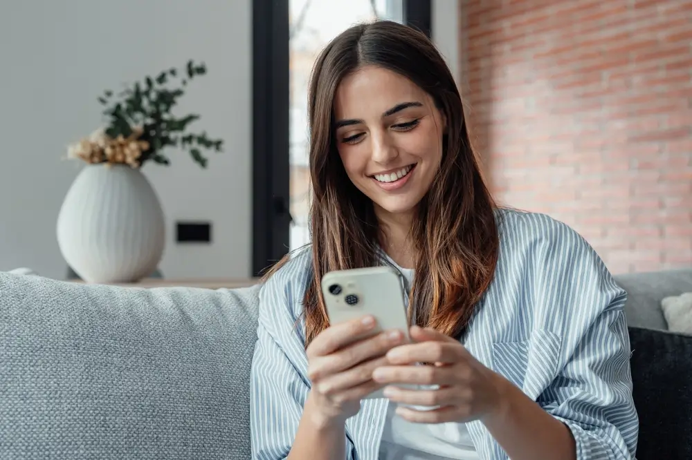 - Techsvět Spokojená žena s mobilem