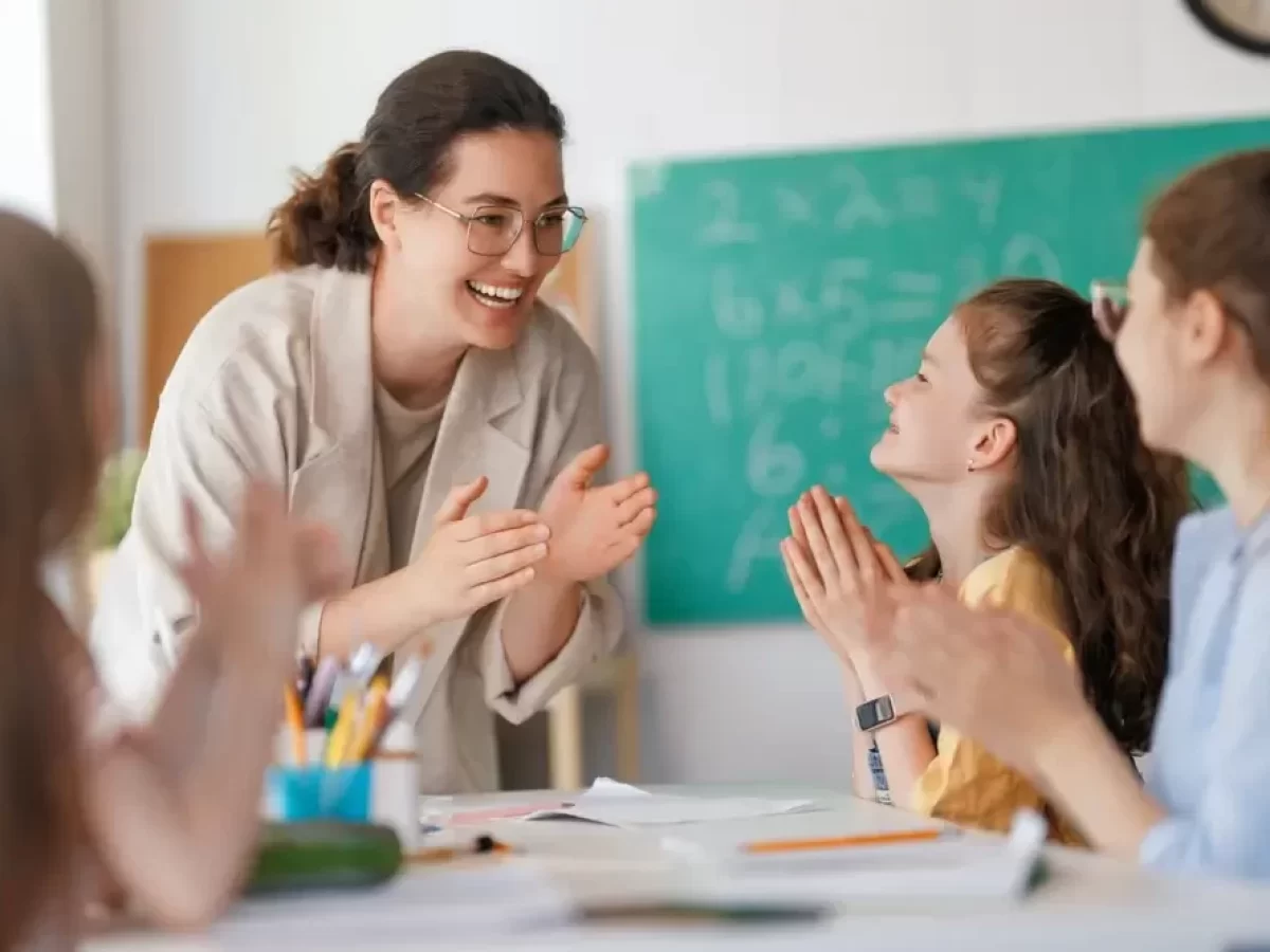 Spokojená učitelka s žáky
