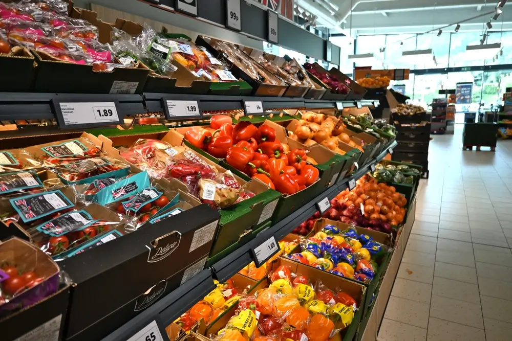shutterstock_2493000909 - Techsvět Lidl regál s ovocem a zeleninou