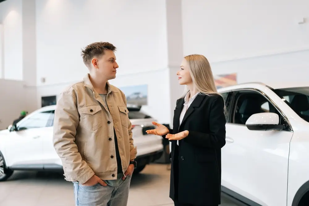 shutterstock_2493520283 - Techsvět Žena pracující v autobazaru