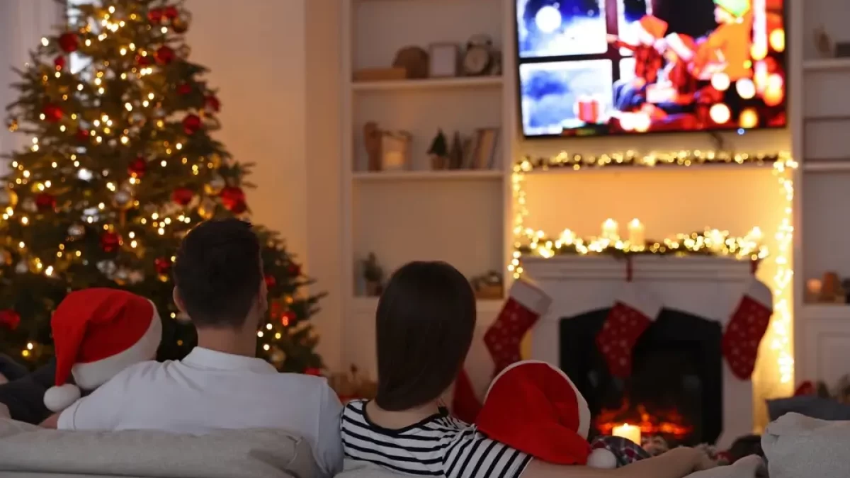 rodina sleduje televizi