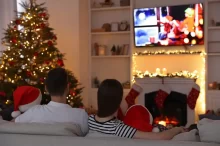 rodina sleduje televizi