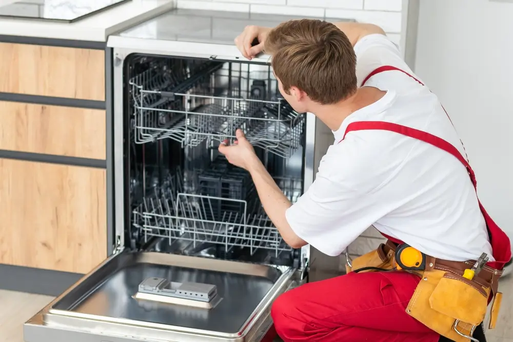 shutterstock_2497355995 - Techsvět Muž opravuje myčku