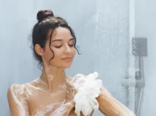 Žena, která se sprchuje