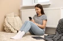 žena sedí u topení