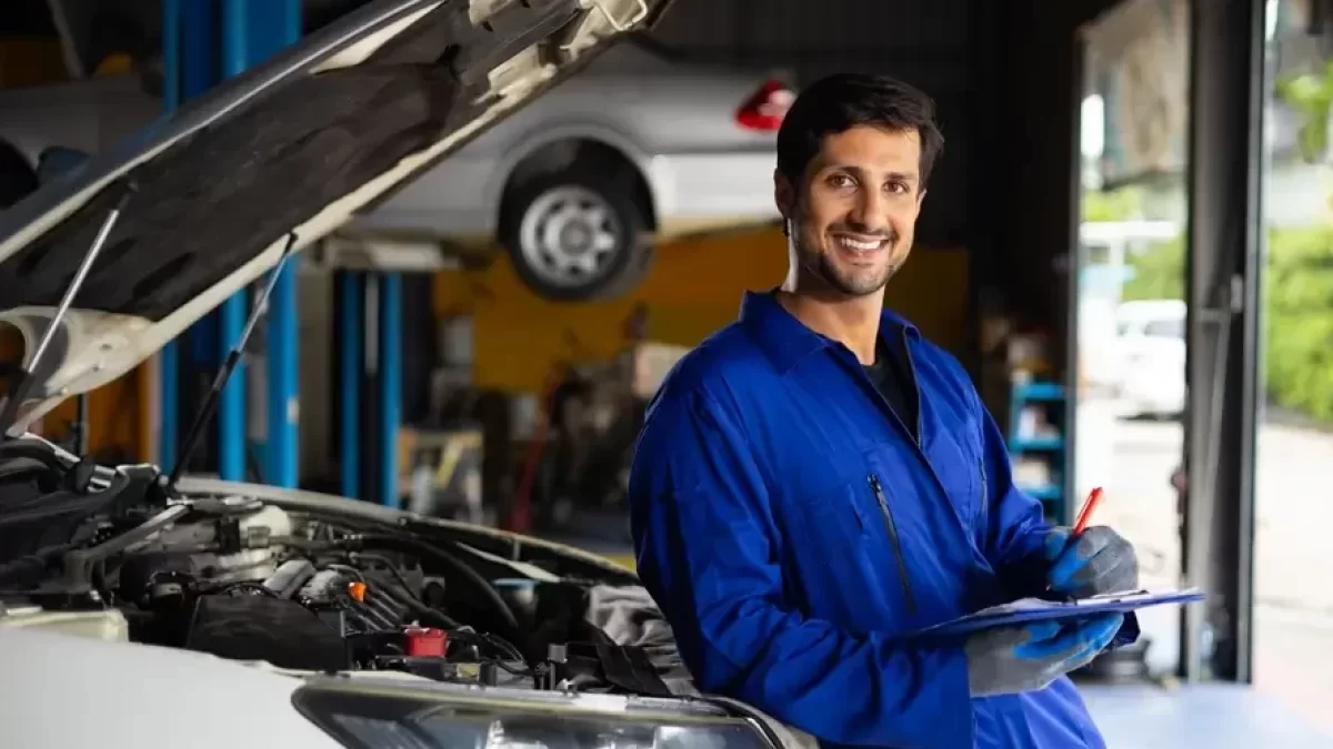 Automechanik se opírá o vůz