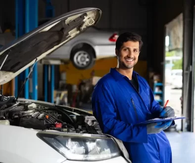 Automechanik se opírá o vůz