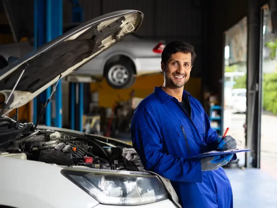 Automechanik se opírá o vůz
