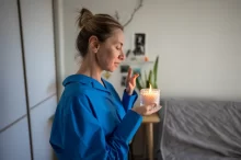 žena se svíčkou