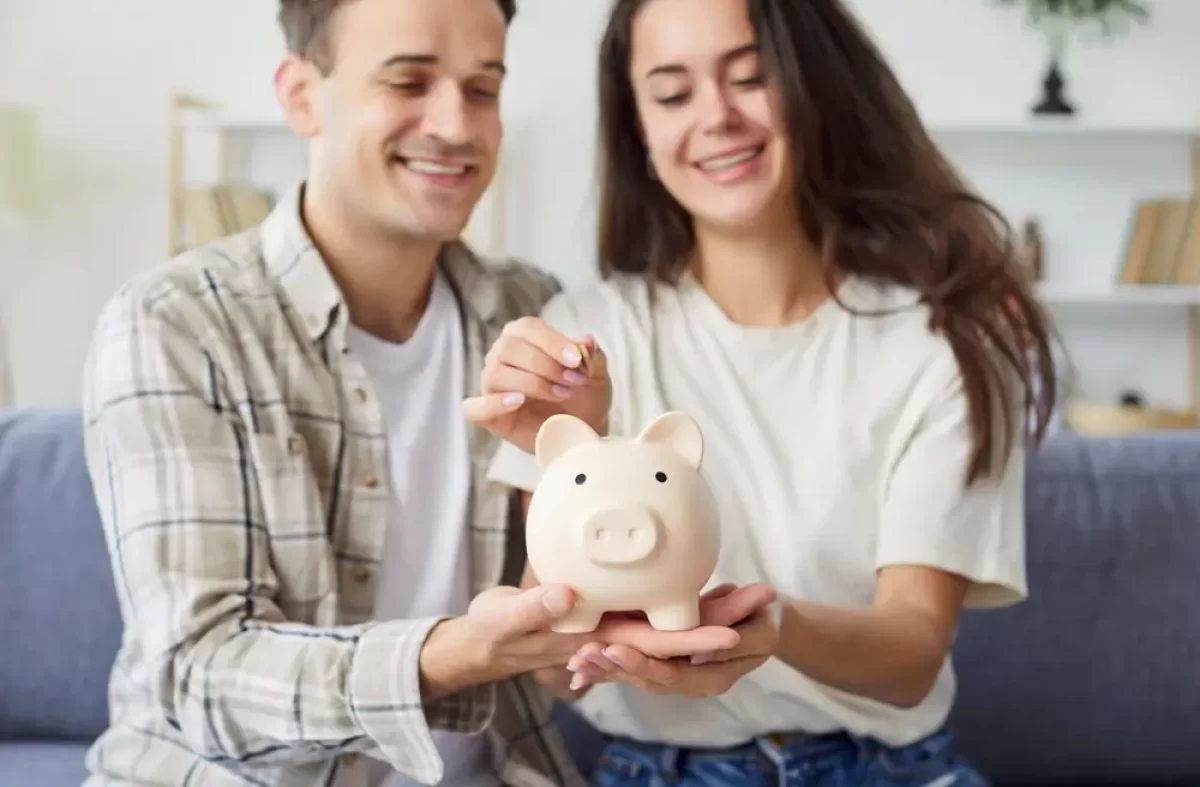 pár spoří do prasátka