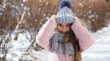 Holčička si užívá zimní počasí