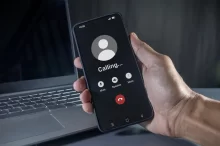 mobil s příchozím hovorem