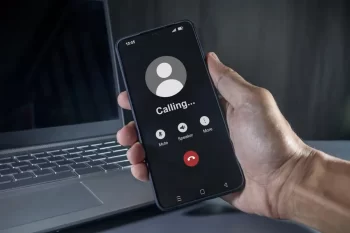 mobil s příchozím hovorem