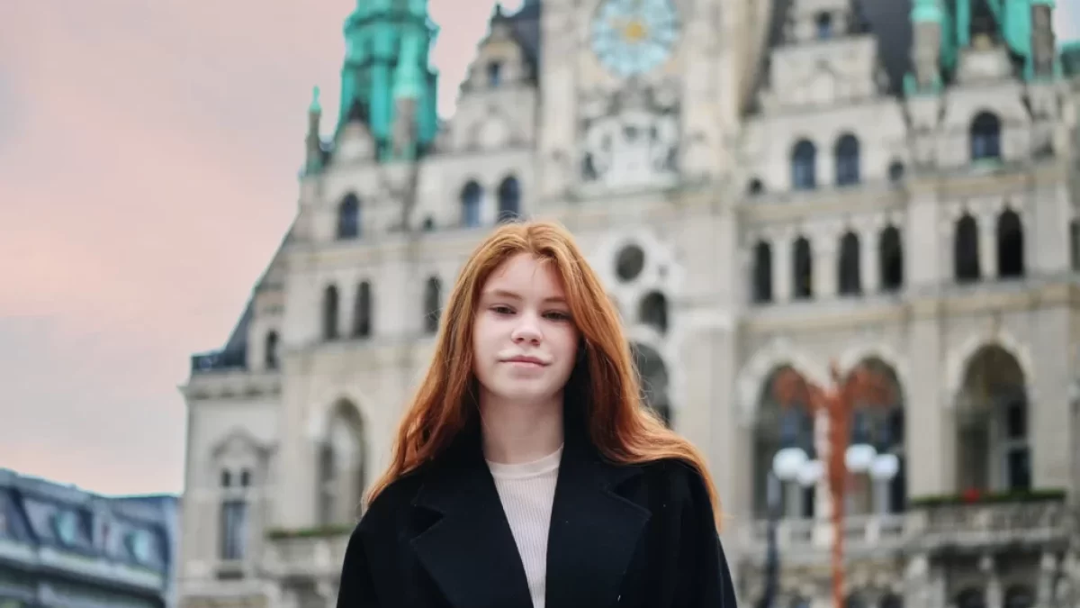 žena před Libereckou radnicí