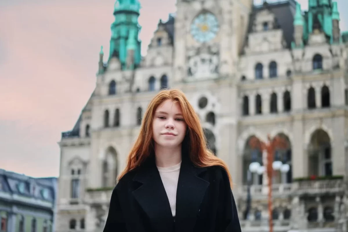 žena před Libereckou radnicí