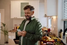 veselý muž s mobilem v ruce
