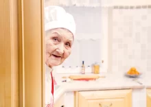 stará žena v kuchyni