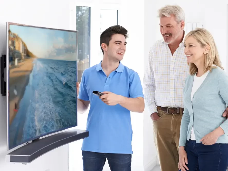 Muž demonstruje páru zakřivenou TV