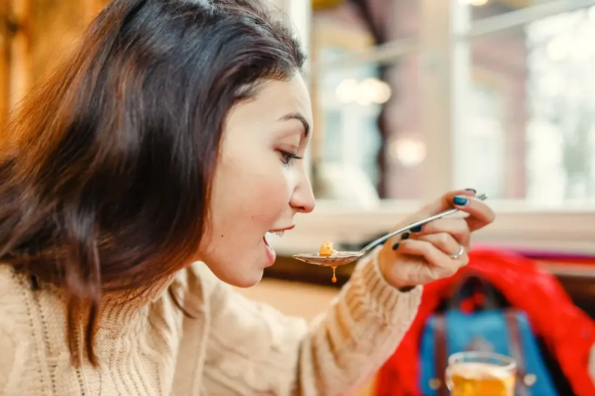 Žena jí v restauraci