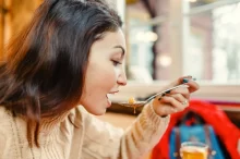 Žena jí v restauraci