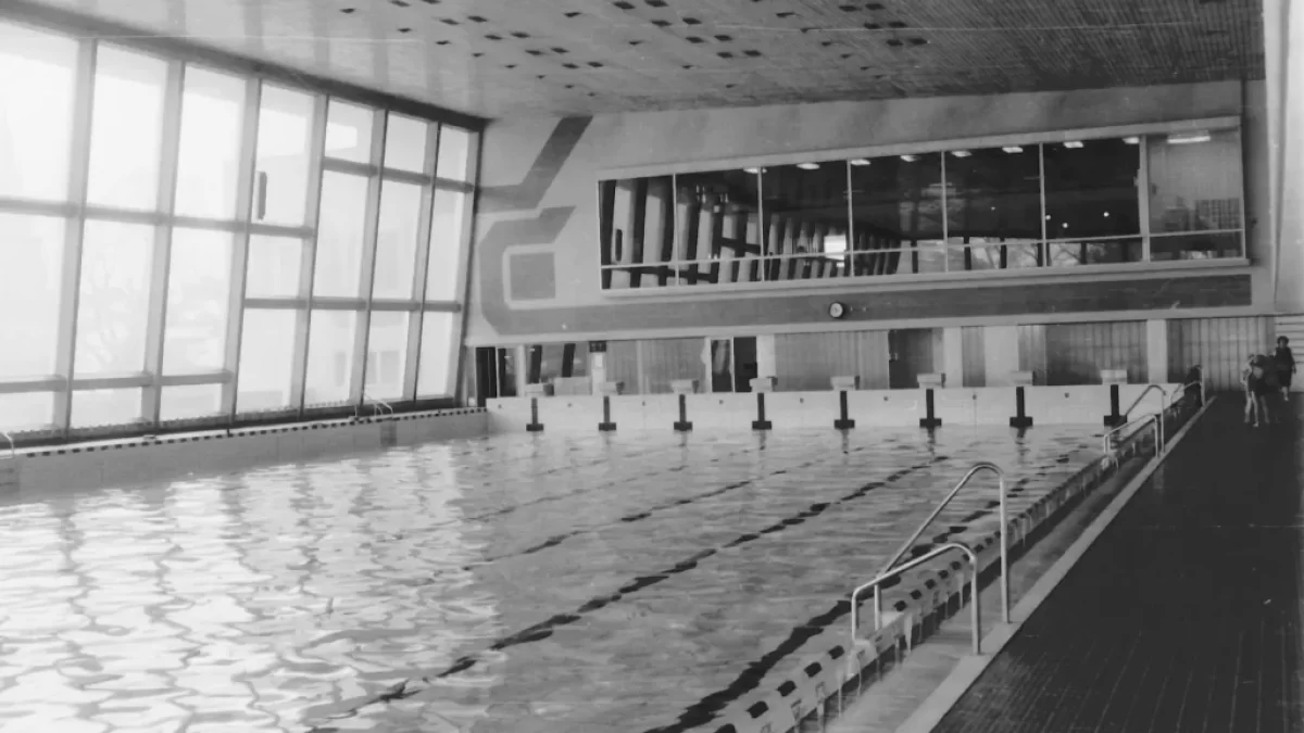 Hlavním lákadlem lázní byl 50 metrů dlouhý bazén.