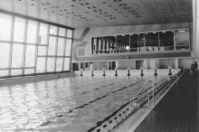 Hlavním lákadlem lázní byl 50 metrů dlouhý bazén.