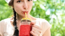 Žena pije brusinkový džus