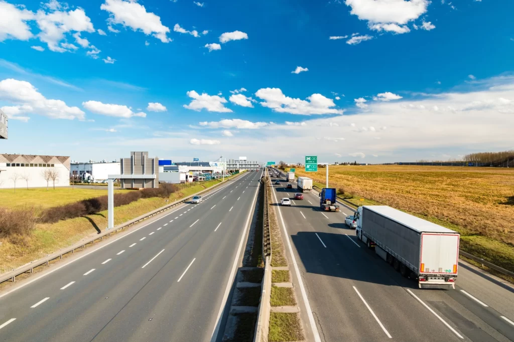 V roce 2024 bylo v Česku zprovozněno víc než 100 km dálnic. Zdroj: Shutterstock - Techsvět záběr na českou dálnici