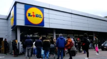 Fronta lidí před obchodem Lidl