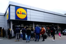 Fronta lidí před obchodem Lidl