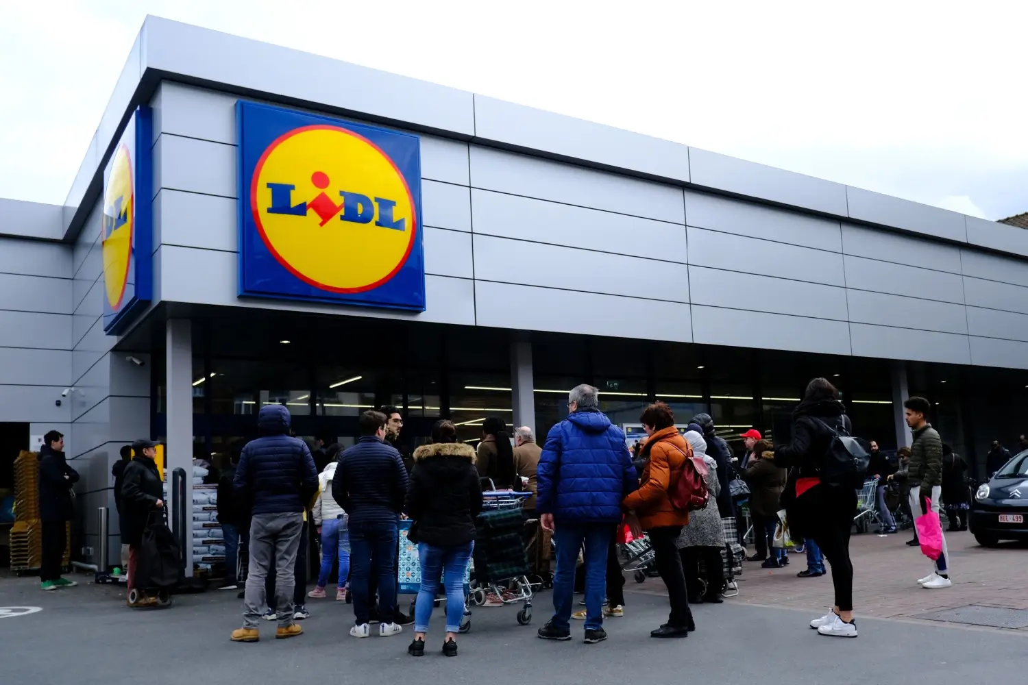 Fronta lidí před obchodem Lidl