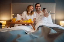muž a žena se dívají na televizi
