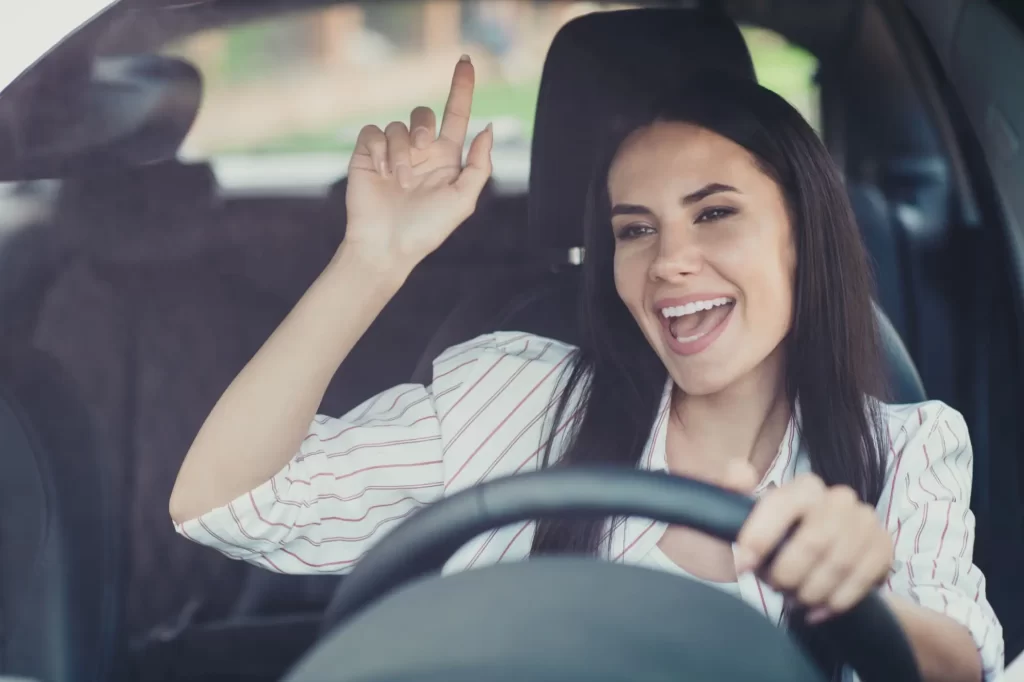 - Techsvět žena si zpívá za volantem