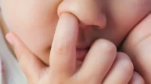 Dítě se dloube v nose