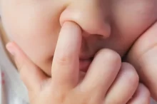 Dítě se dloube v nose