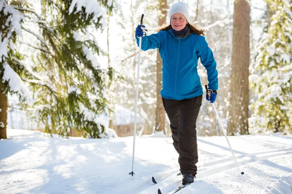 Pro těhotné ženy je bezesporu bezpečnější běžkování, FOTO: Shutterstock - Techsvět Těhotná žena na lyžích